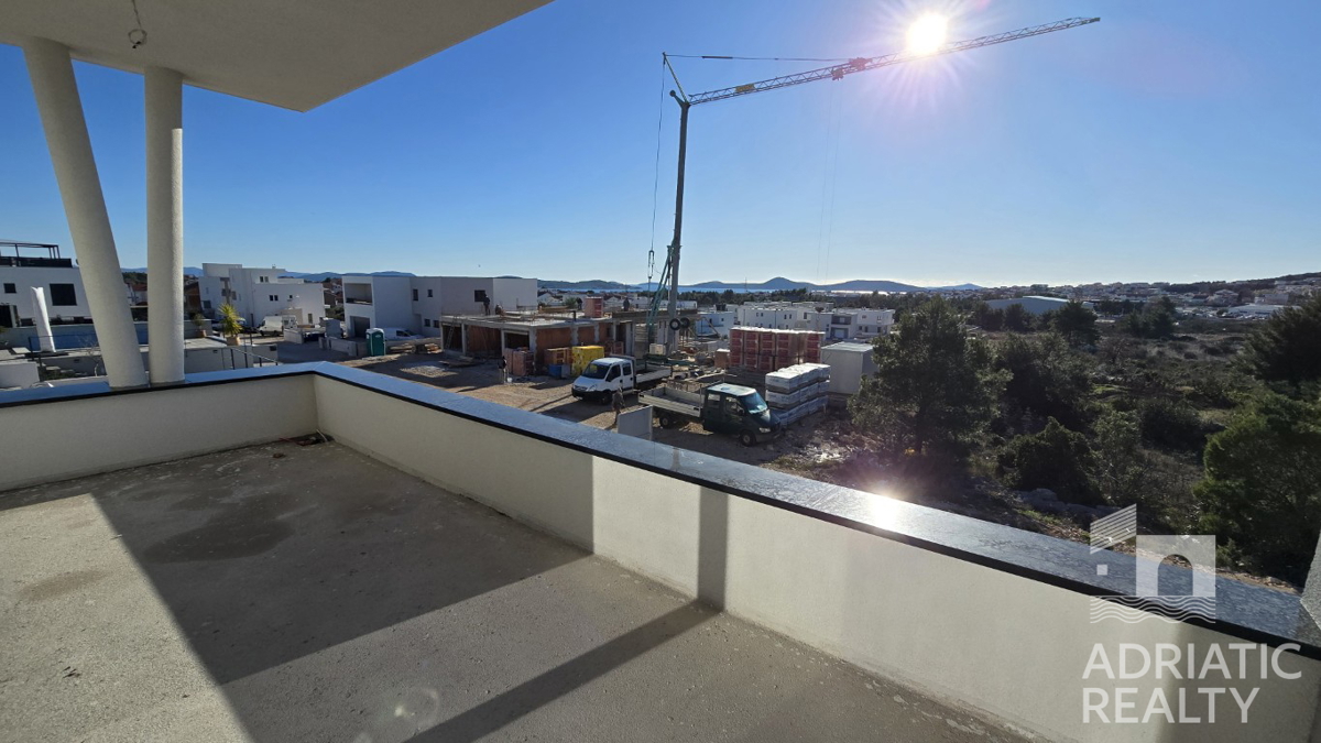 Vodice, dvoetažni stan s krovno teraso in čudovitim pogledom na morje