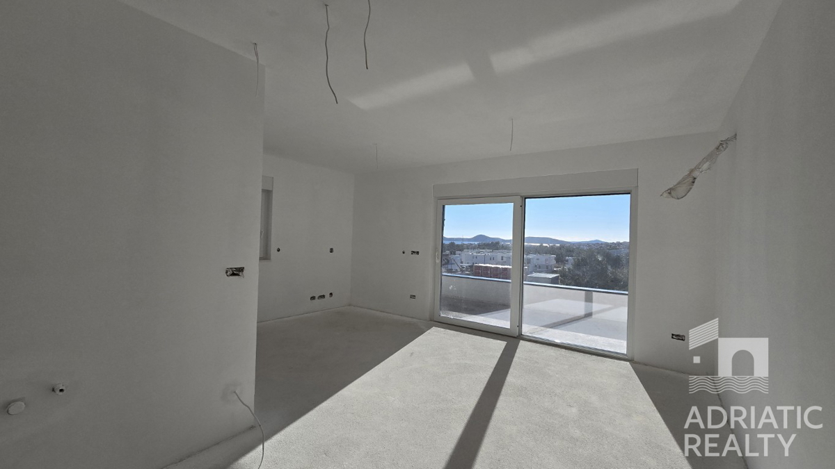 Vodice, dvoetažni stan s krovno teraso in čudovitim pogledom na morje