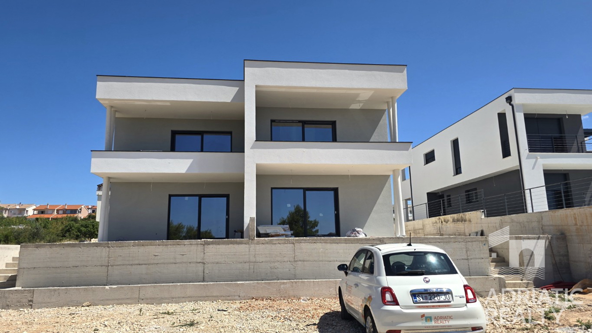 Vodice, dvoetažni stan s krovno teraso in čudovitim pogledom na morje