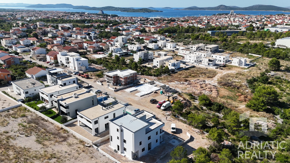 Vodice, dvoetažni stan s krovno teraso in čudovitim pogledom na morje