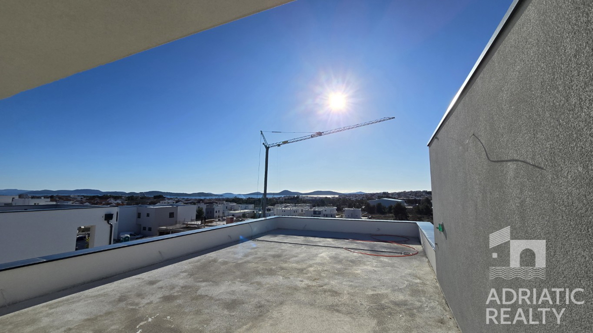 Vodice, dvoetažni stan s krovno teraso in čudovitim pogledom na morje