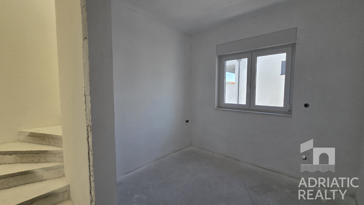 Vodice, dvoetažni stan s krovno teraso in čudovitim pogledom na morje