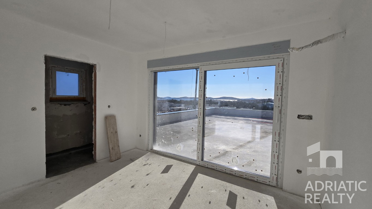 Vodice, dvoetažni stan s krovno teraso in čudovitim pogledom na morje