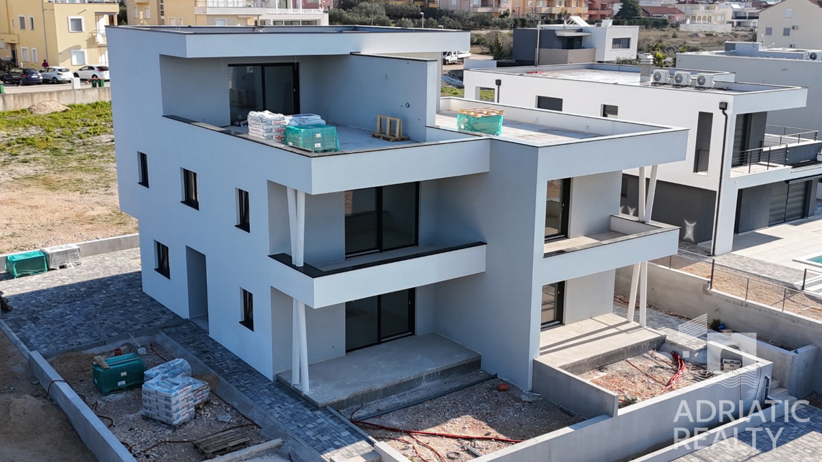 Vodice, dvoetažni stan s krovno teraso in čudovitim pogledom na morje