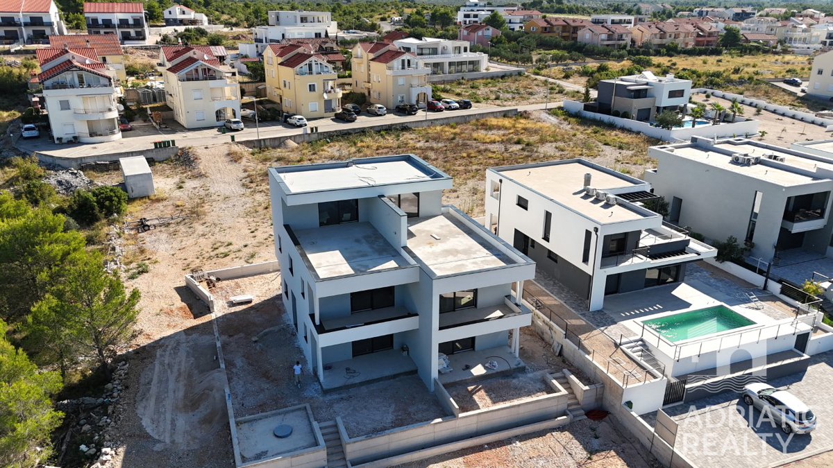 Vodice, dvoetažni stan s krovno teraso in čudovitim pogledom na morje