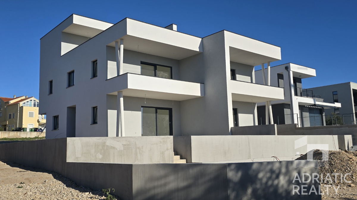 Vodice, dvoetažni stan s krovno teraso in čudovitim pogledom na morje