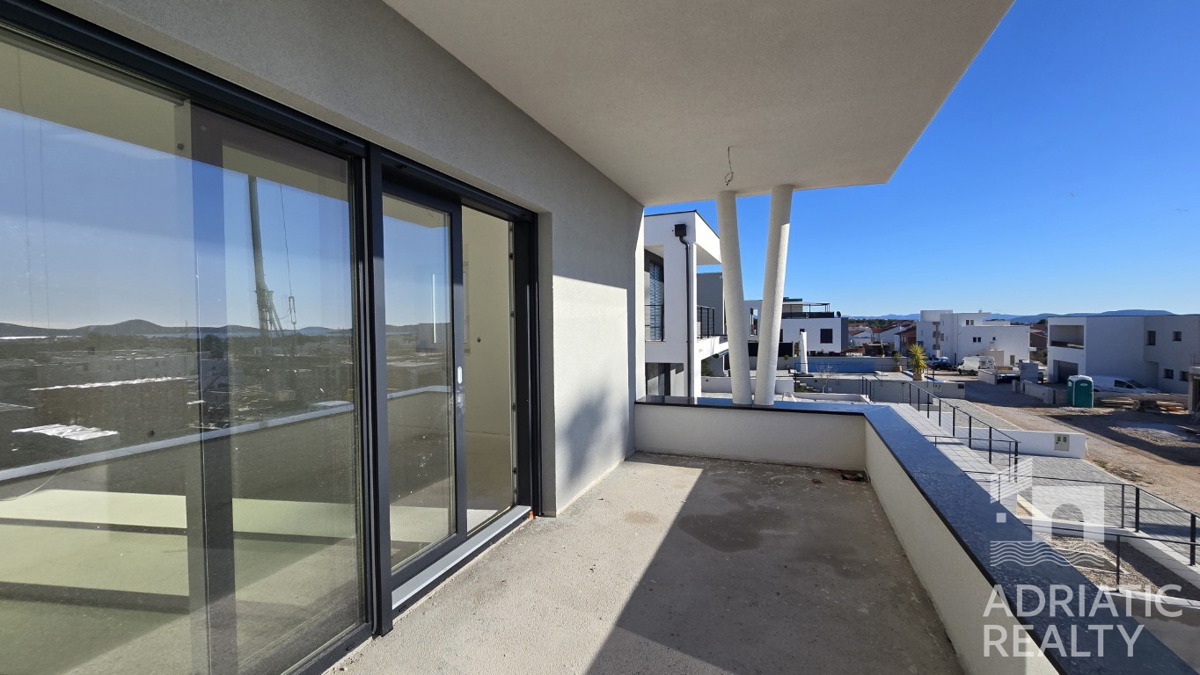 Vodice, dvoetažni stan s krovno teraso in čudovitim pogledom na morje