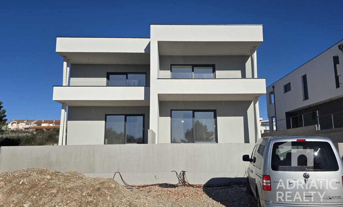 Vodice, dvoetažni stan s krovno teraso in čudovitim pogledom na morje