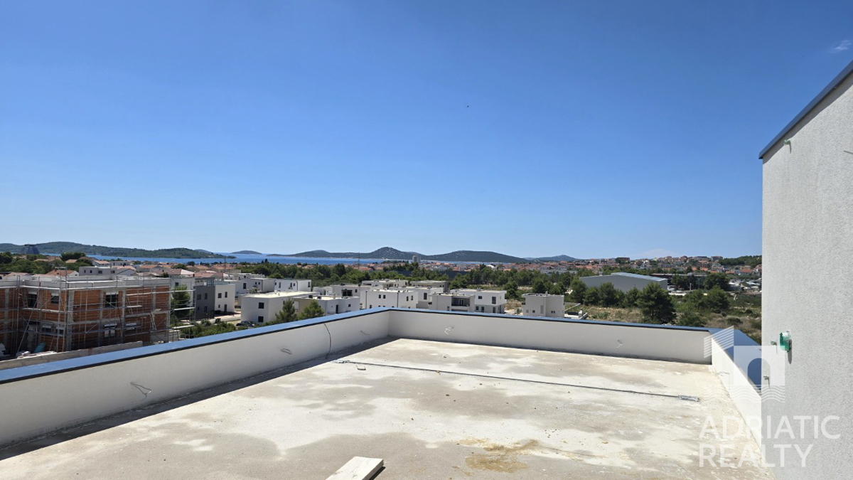 Vodice, dvoetažni stan s krovno teraso in čudovitim pogledom na morje