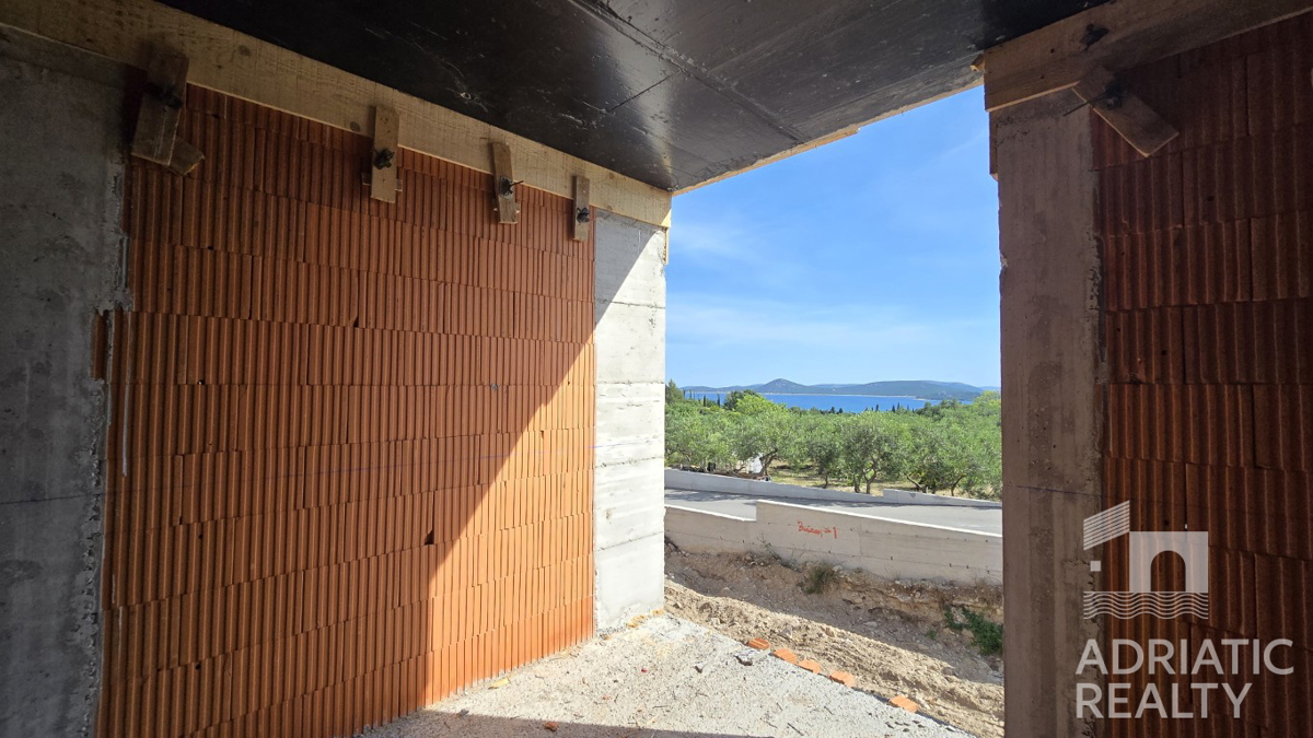 Vodice, nov projekt, moderna hiša s bazenom in strešno teraso