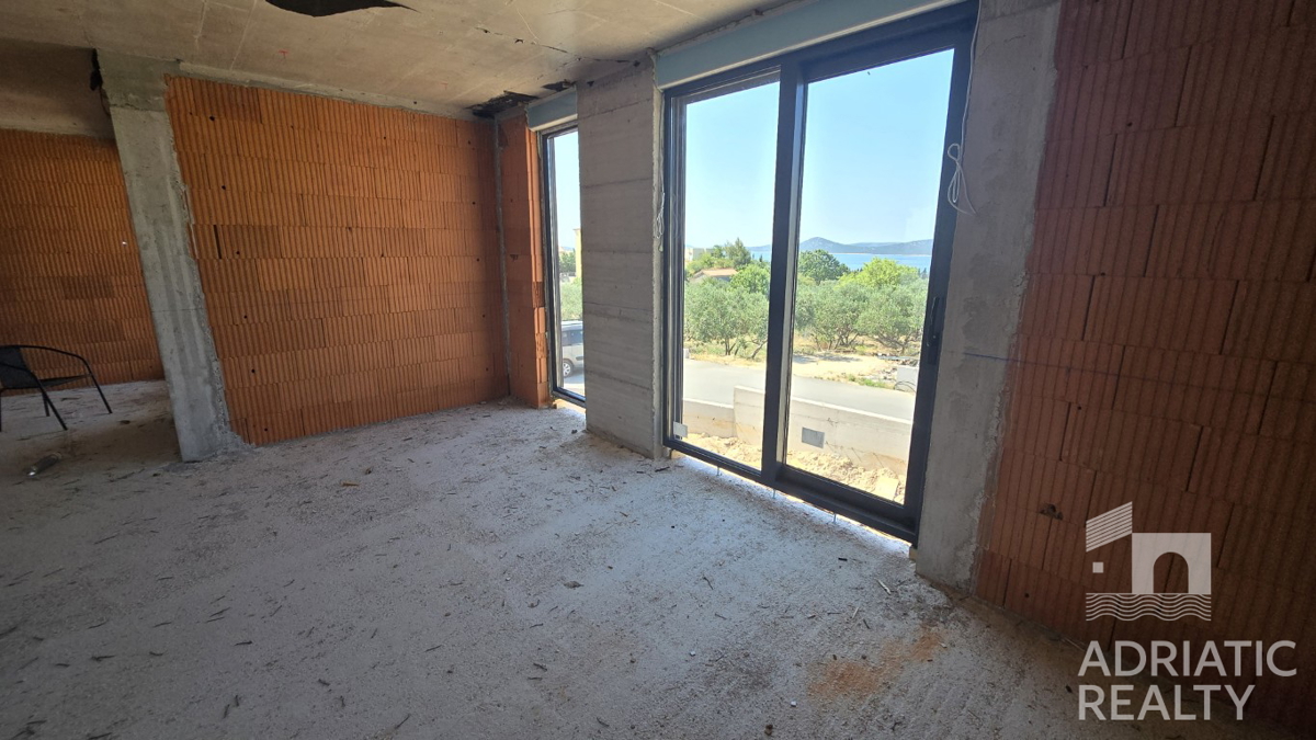 Vodice, nov projekt, moderna hiša s bazenom in strešno teraso