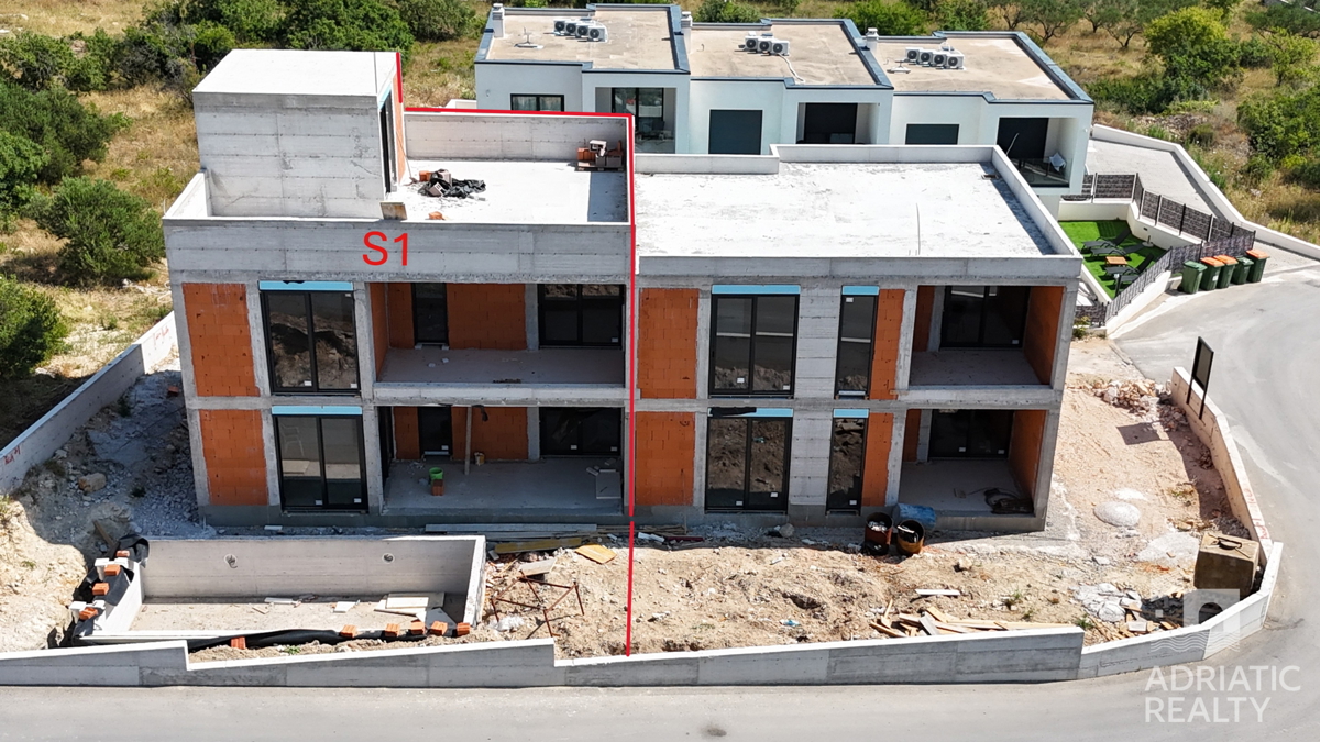 Vodice, nov projekt, moderna hiša s bazenom in strešno teraso
