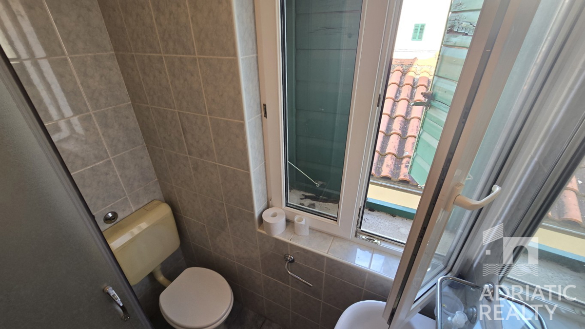 Vodice, kamnita hiša s poslovnim prostorom - pogled na morje