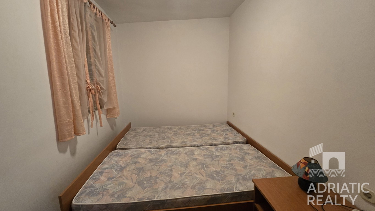 Vodice, kamnita hiša s poslovnim prostorom - pogled na morje