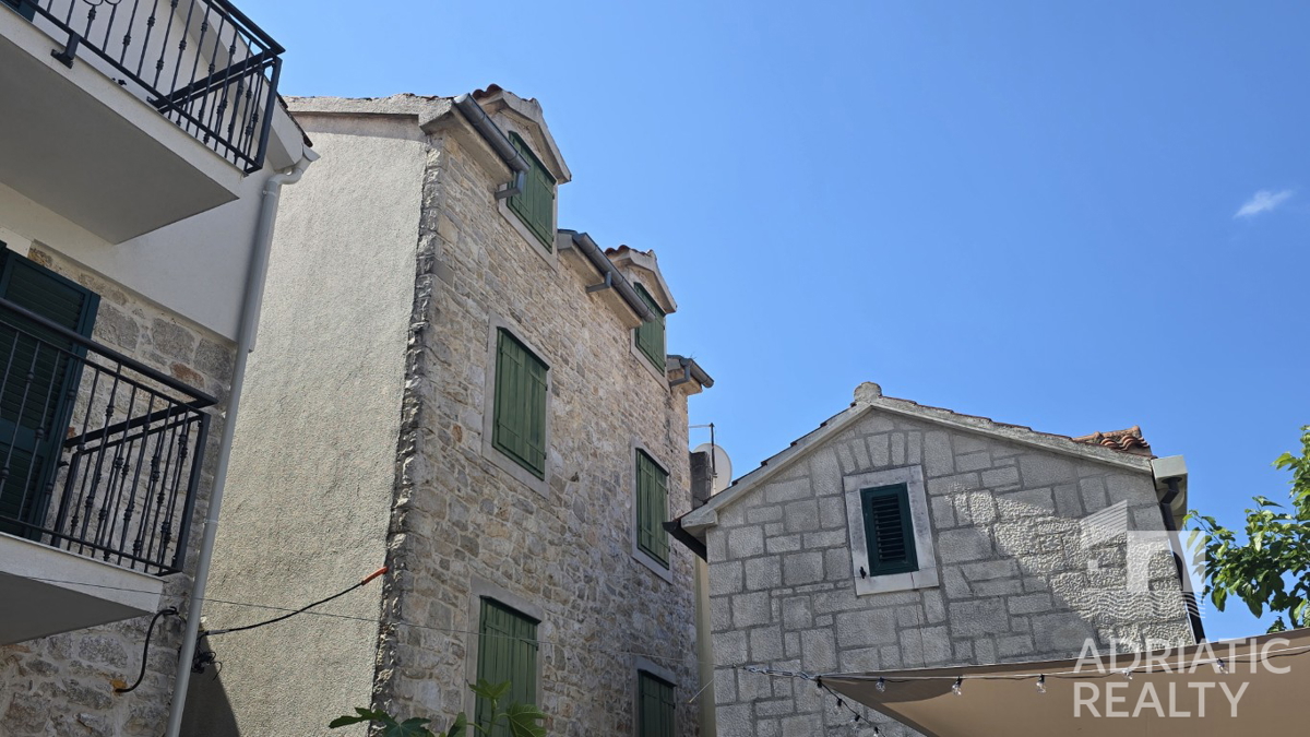 Vodice, kamnita hiša s poslovnim prostorom - pogled na morje