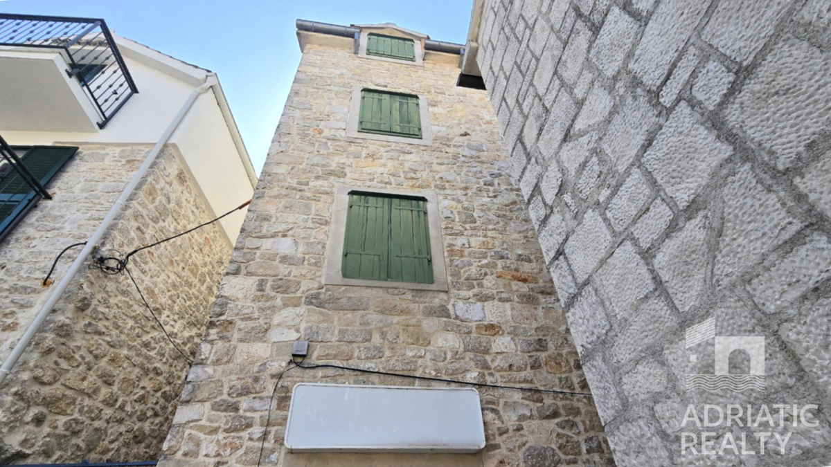 Vodice, kamnita hiša s poslovnim prostorom - pogled na morje