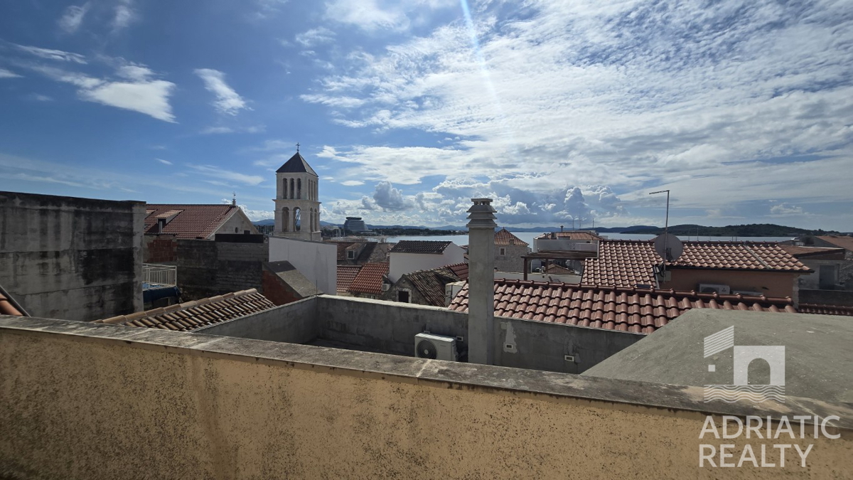 Vodice, kamnita hiša s poslovnim prostorom - pogled na morje