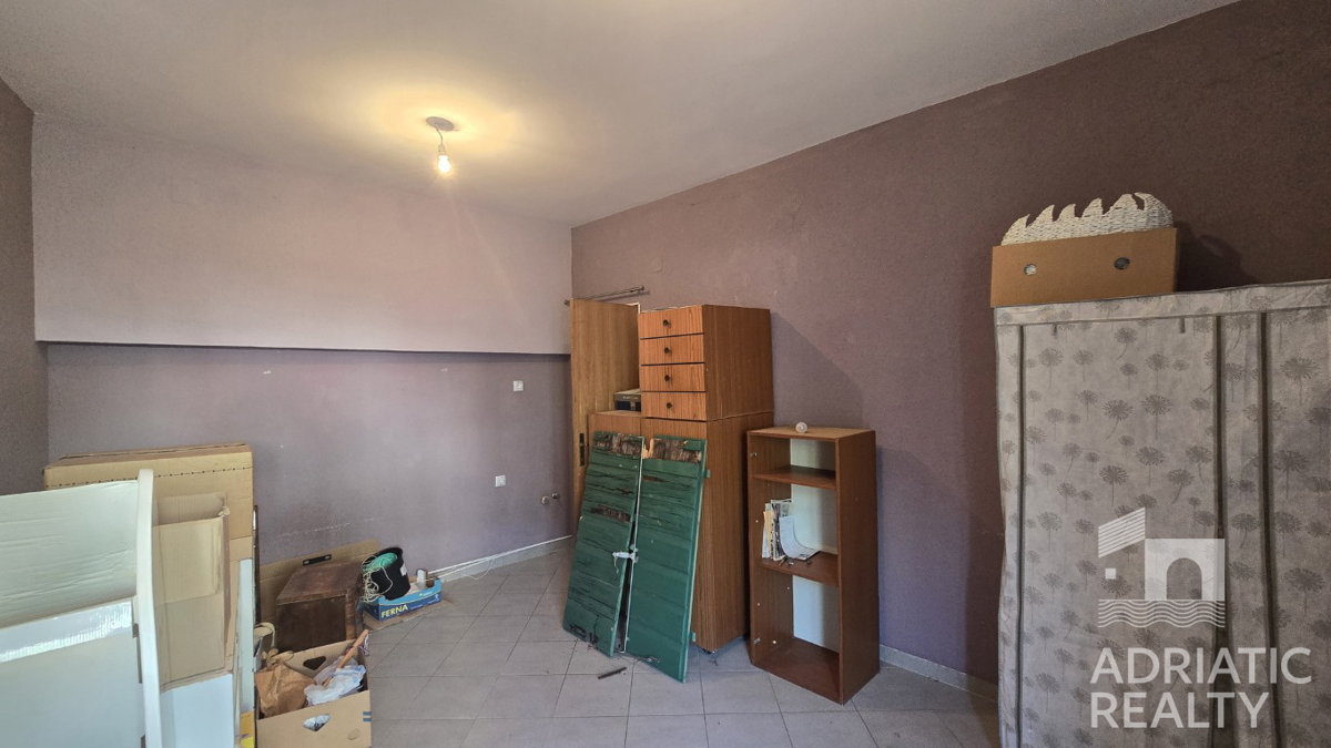 Vodice, kamnita hiša s poslovnim prostorom - pogled na morje