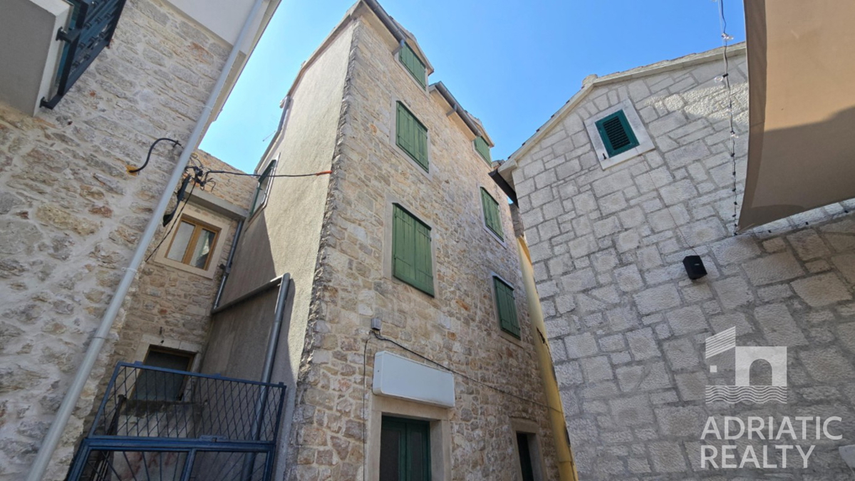 Vodice, kamnita hiša s poslovnim prostorom - pogled na morje