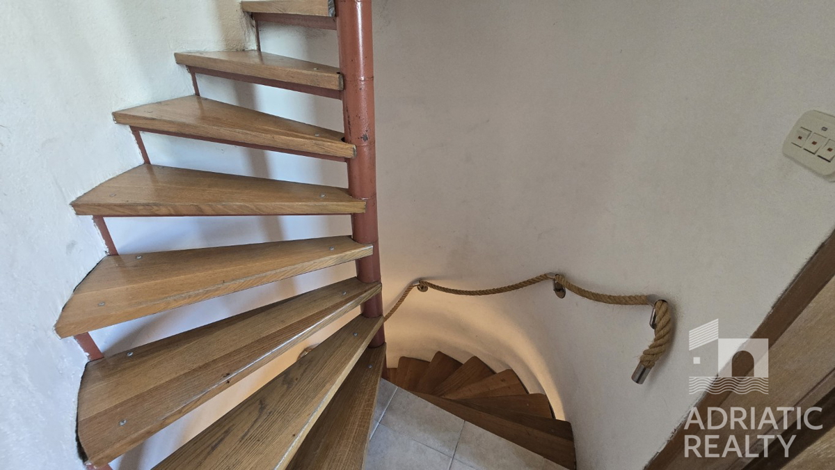 Vodice, kamnita hiša s poslovnim prostorom - pogled na morje