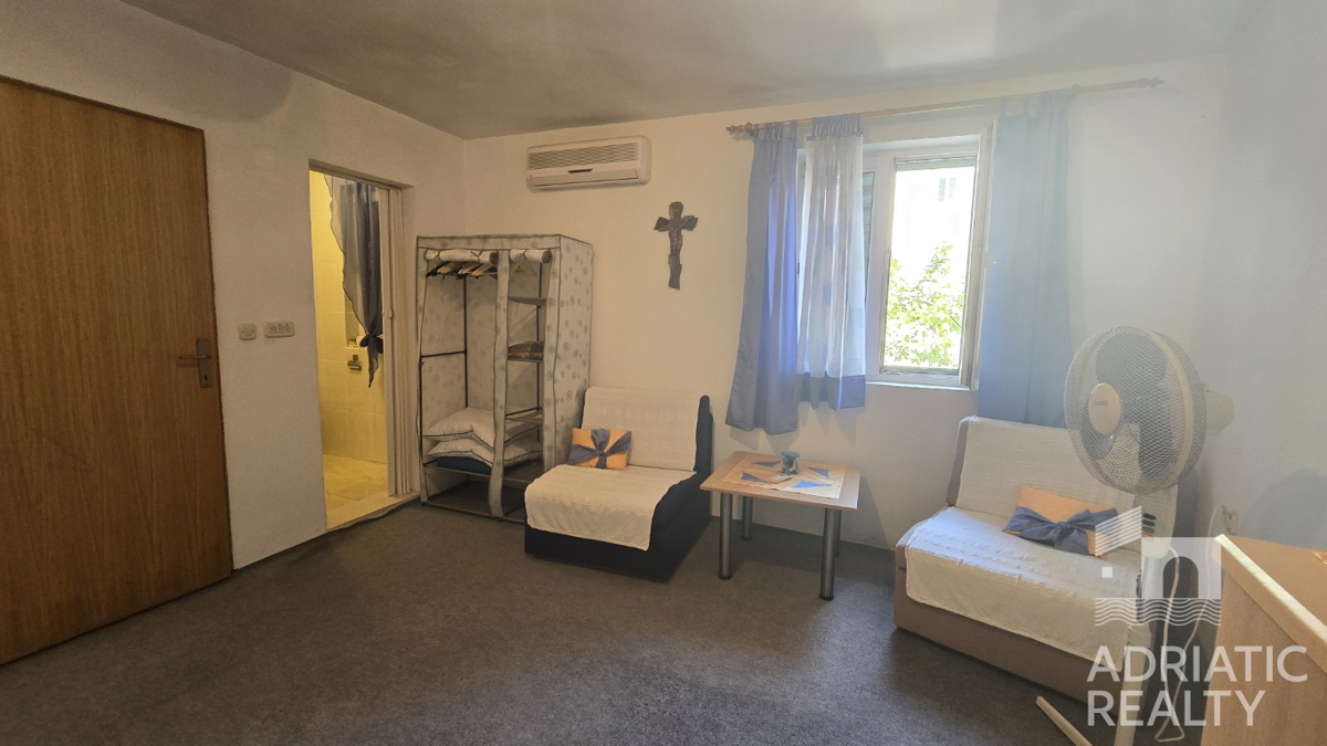 Vodice, kamnita hiša s poslovnim prostorom - pogled na morje