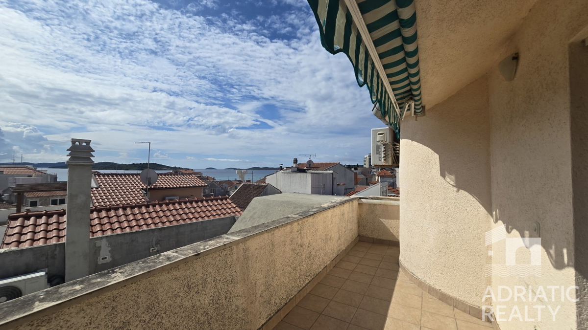 Vodice, kamnita hiša s poslovnim prostorom - pogled na morje