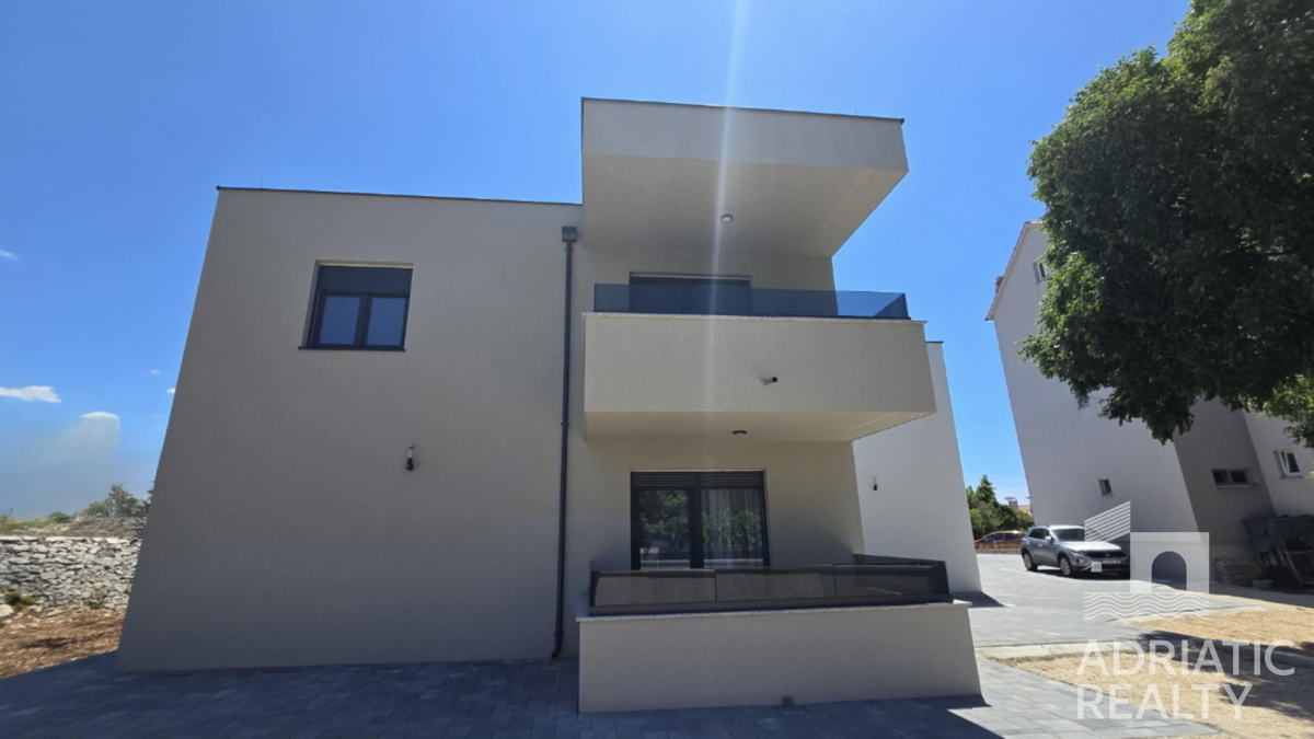 Vodice, udoben dvosobni stanovanje s teraso, takoj vseljiv