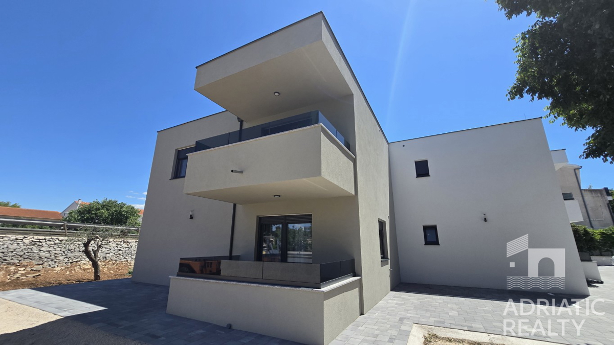 Vodice, udoben dvosobni stanovanje s teraso, takoj vseljiv
