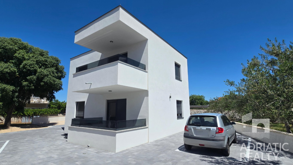 Vodice, udoben dvosobni stanovanje s teraso, takoj vseljiv