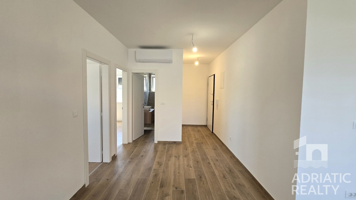 Vodice, udoben dvosobni stanovanje s teraso, takoj vseljiv