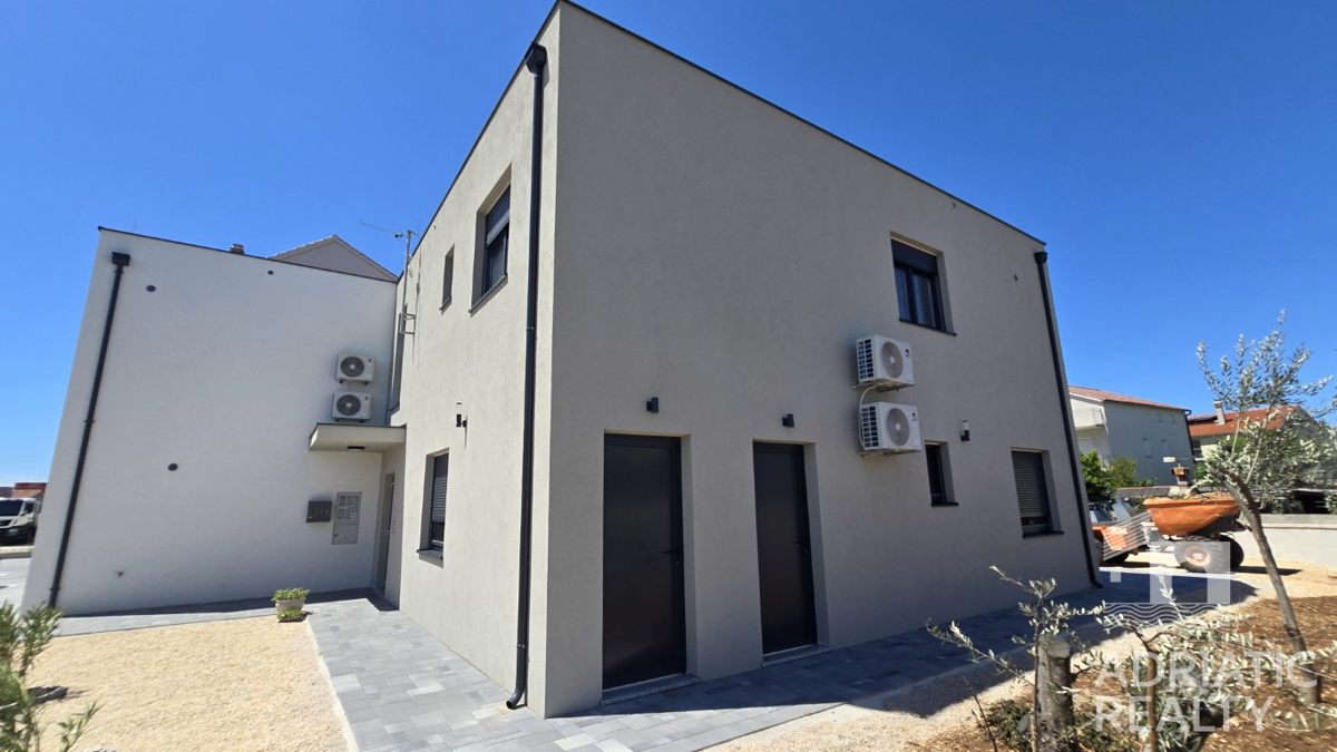 Vodice, udoben dvosobni stanovanje s teraso, takoj vseljiv