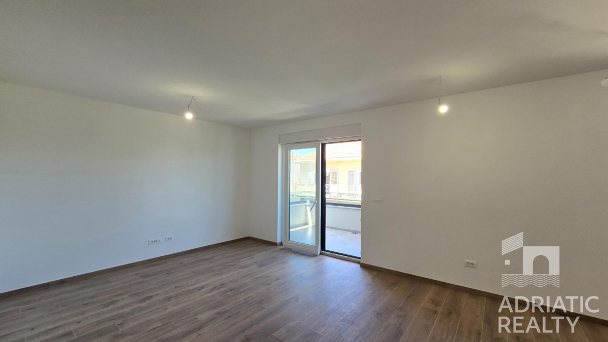 Vodice, udoben dvosobni stanovanje s teraso, takoj vseljiv