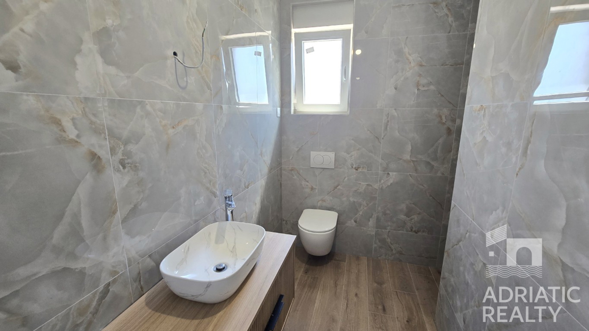 Vodice, udoben dvosobni stanovanje s teraso, takoj vseljiv