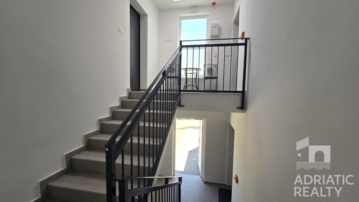 Vodice, udoben dvosobni stanovanje s teraso, takoj vseljiv
