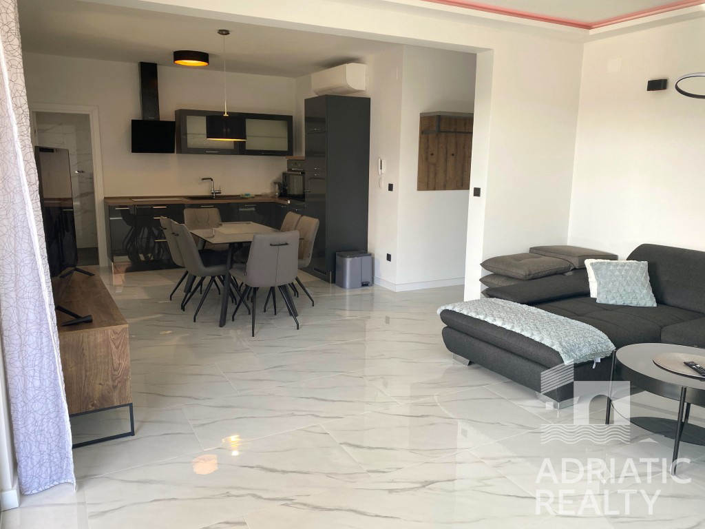 Srima, dvosobno stanovanje + enosobni apartma 50 m od plaže