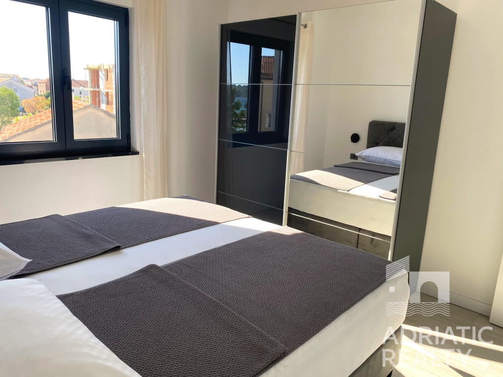 Srima, dvosobno stanovanje + enosobni apartma 50 m od plaže