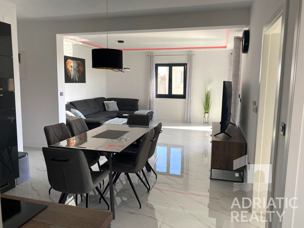 Srima, dvosobno stanovanje + enosobni apartma 50 m od plaže