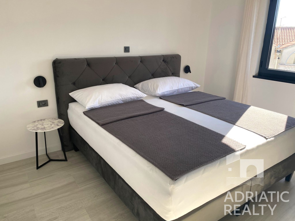 Srima, dvosobno stanovanje + enosobni apartma 50 m od plaže