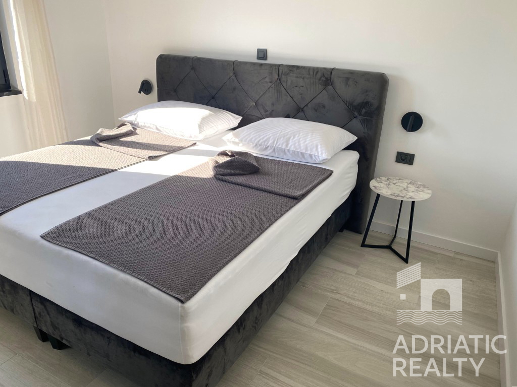 Srima, dvosobno stanovanje + enosobni apartma 50 m od plaže