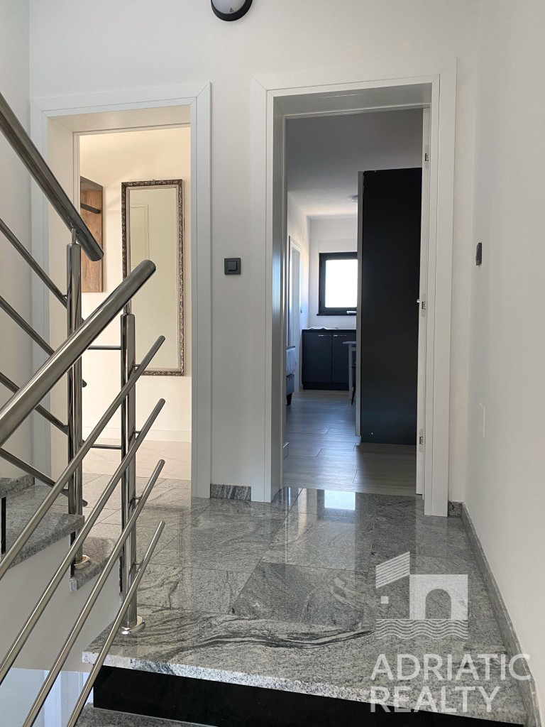 Srima, dvosobno stanovanje + enosobni apartma 50 m od plaže