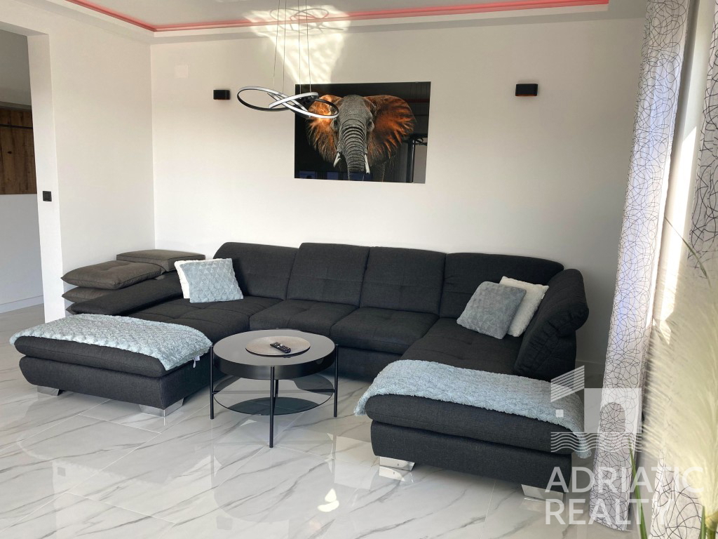Srima, dvosobno stanovanje + enosobni apartma 50 m od plaže