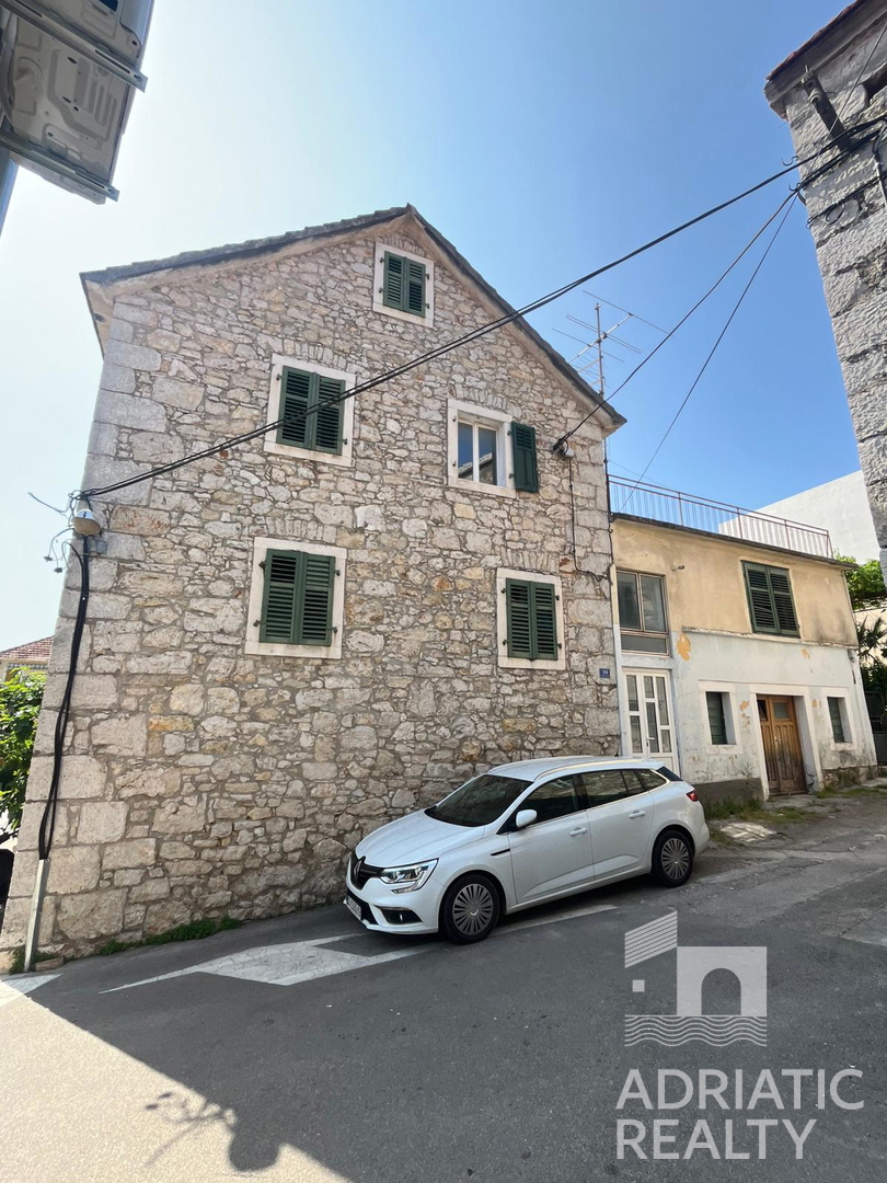 Vodice, avtohtona kamnita hiša za obnovo v središču kraja