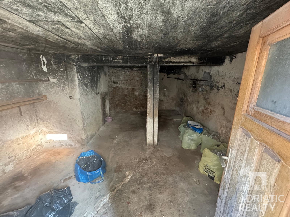 Vodice, avtohtona kamnita hiša za obnovo v središču kraja