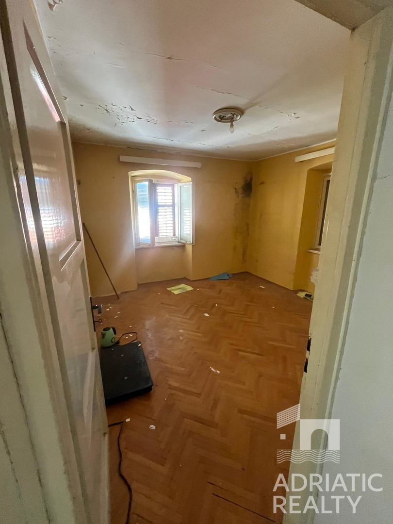 Vodice, avtohtona kamnita hiša za obnovo v središču kraja