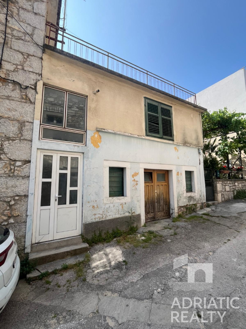 Vodice, avtohtona kamnita hiša za obnovo v središču kraja