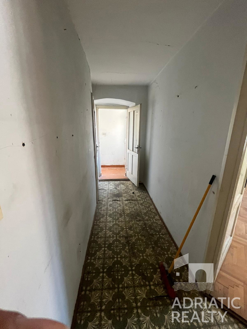 Vodice, avtohtona kamnita hiša za obnovo v središču kraja