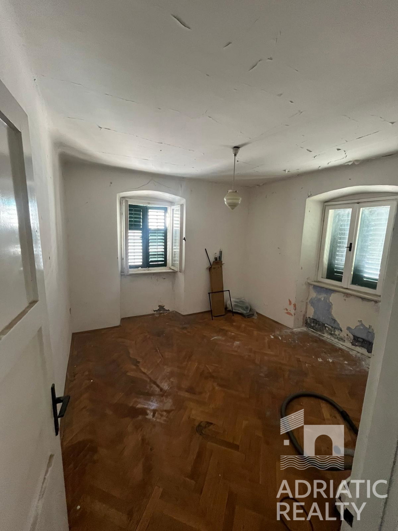 Vodice, avtohtona kamnita hiša za obnovo v središču kraja