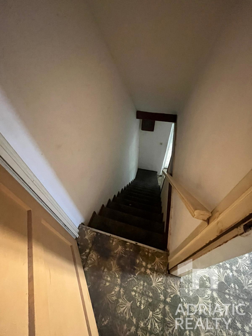 Vodice, avtohtona kamnita hiša za obnovo v središču kraja