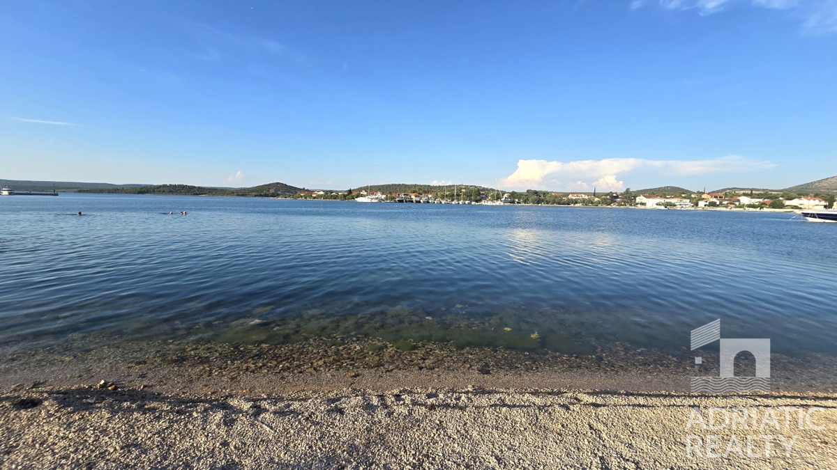Okolica Šibenika, Bilice, hišica s potencialom, pogled na morje