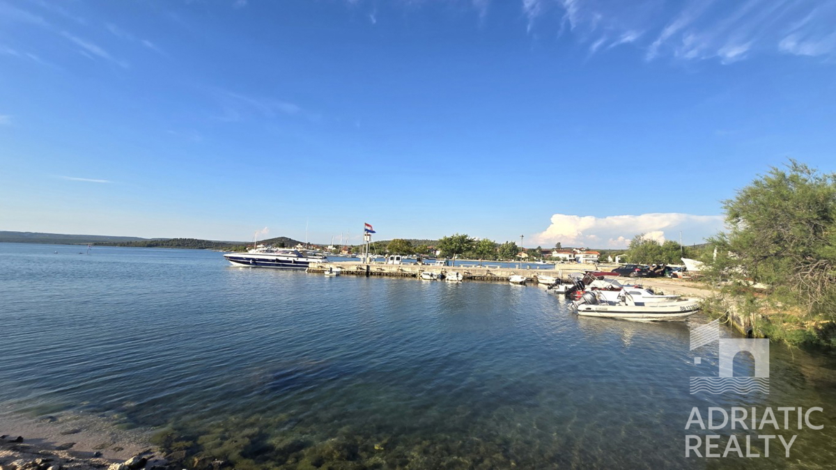Okolica Šibenika, Bilice, hišica s potencialom, pogled na morje